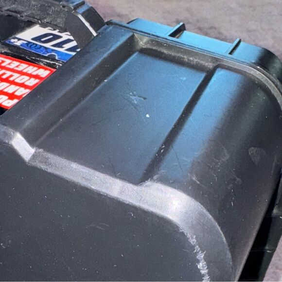 Hot Wheels 110 car carrying case with retractable handle and wheels - Picture 10 of 11